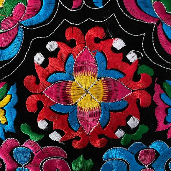 NWOT Vibrant Hand Cross Stitched Embroidered Cross Body Boho Bag 11”x11”x1.5” - Picture 6 of 13